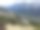 一位年轻的女徒步旅行者正在欣赏落基山脉的景色图片下载