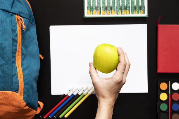 学校和办公用品。木制背景的文具。图片下载