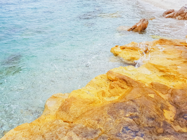 海滩上的黄色岩石图片下载