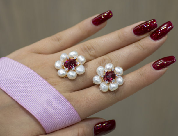 漂亮的指甲和珍珠耳环图片下载