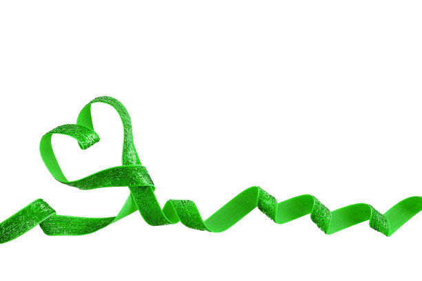 绿色的心形丝带孤立在白色的背景上图片下载