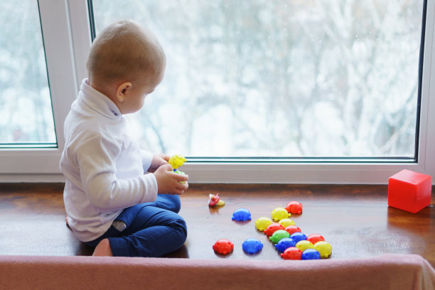 孩子在窗台上做建筑构造。图片下载