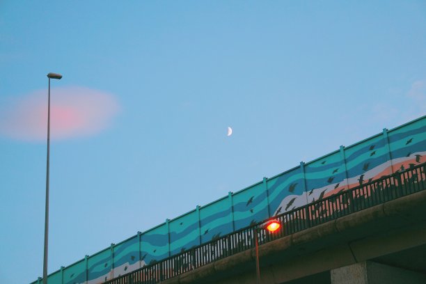 抽象的白云在蓝天图片下载