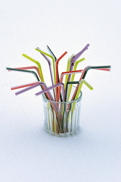 用雕花玻璃杯盛鸡尾酒的吸管图片下载