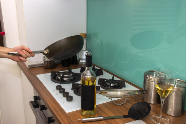 男人在炒锅里做饭图片下载