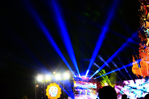 舞台灯光效果在黑暗中，特写图片图片下载