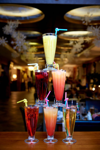 金字塔状的鸡尾酒吧台上的餐厅背景模糊。图片下载