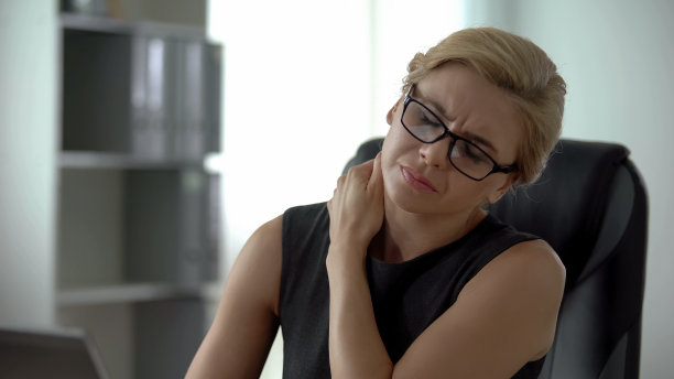 患有颈部疼痛的中年白领，用笔记本电脑工作，健康问题图片下载