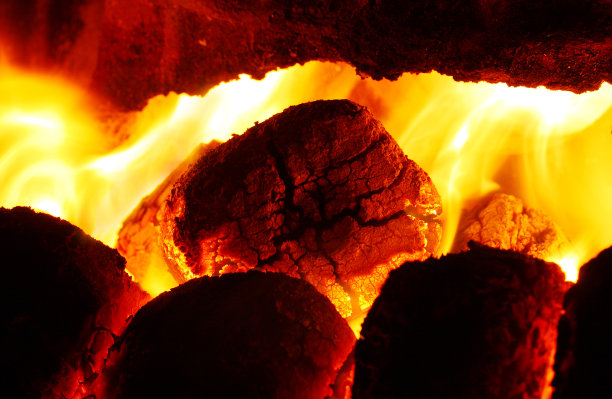 火的图片。在壁炉里烧煤。图片下载