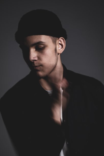 年轻人的肖像图片下载