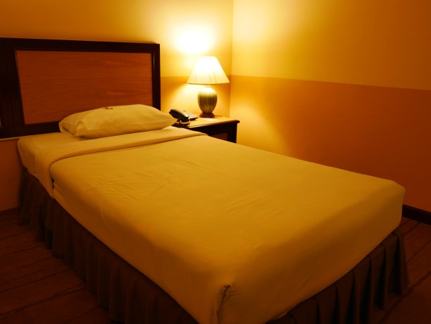 床头放电灯和书图片下载