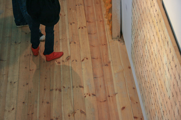 人的腿在木地板的背景下被画。在美术馆。图片下载