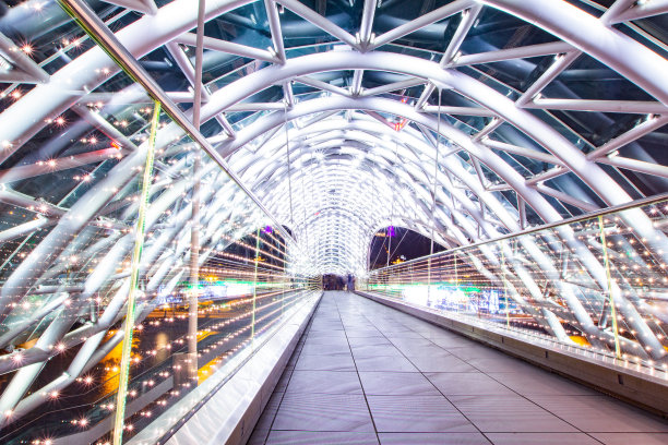 “和平之桥”是一座弓形的人行桥，位于格鲁吉亚首都第比利斯市中心库拉河上，是一座被无数led灯照亮的玻璃建筑。晚上的照片。图片下载