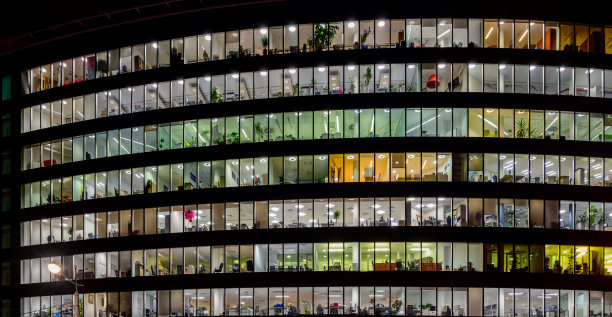 大型现代办公大楼的窗户在晚上图片下载
