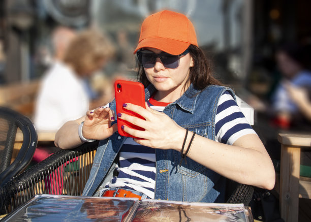 现代女孩在手机上写信息图片下载