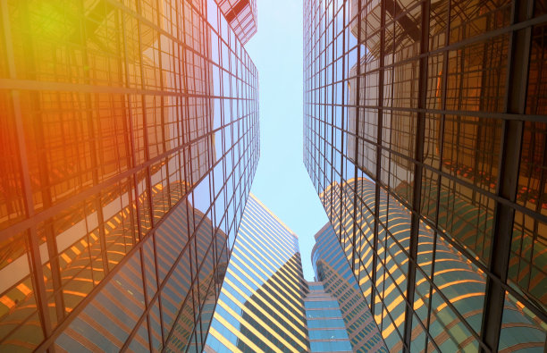 办公大楼与反射城市摩天大楼。建筑结构未来建筑。图片下载