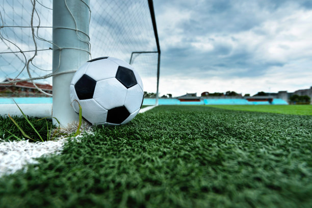 足球在球门外图片下载