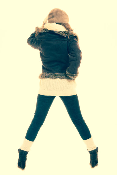 冬天的时尚。女孩在温暖的衣服instagram滤镜图片下载