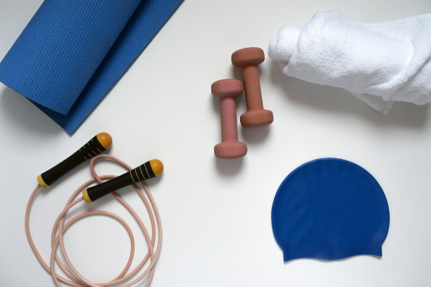 白色背景上的运动器材图片下载