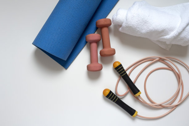 白色背景上的运动器材图片下载