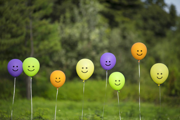 五颜六色的气球在绿色的森林里。图片下载