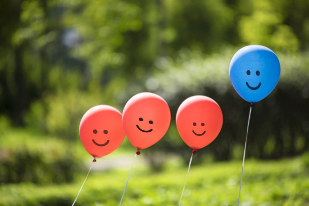 气球漂浮在绿色的公园里。图片下载