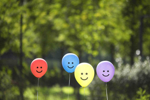 森林里的气球。图片下载