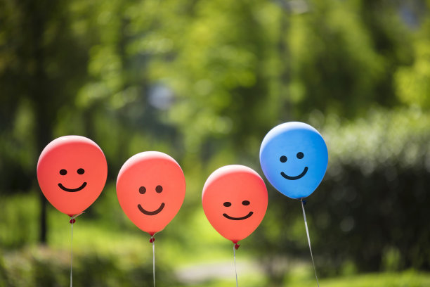 漂浮在森林中的气球。图片下载