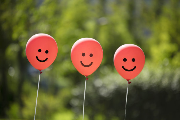 气球在绿色的森林里。图片下载