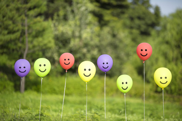 一堆彩色的气球。图片下载