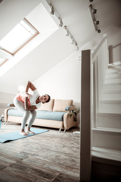 专注自我的女士保持着瑜伽姿势图片下载