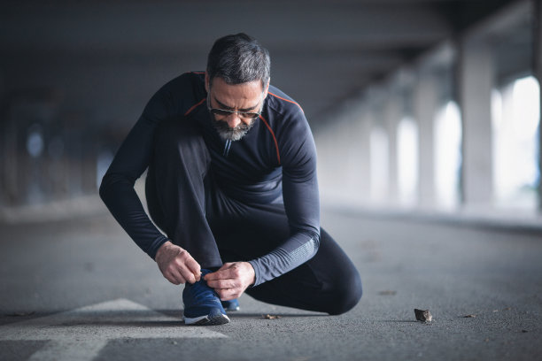 老年人在户外跑步和锻炼图片下载