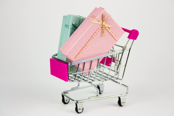 装有礼盒的购物车图片下载