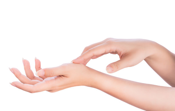 美丽优雅的女人双手孤立在白色背景上，涂抹保湿霜和身体护理的概念，特写。图片下载