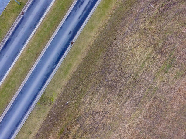 田野间有标记的道路垂直照片的图形和抽象鸟瞰图图片下载