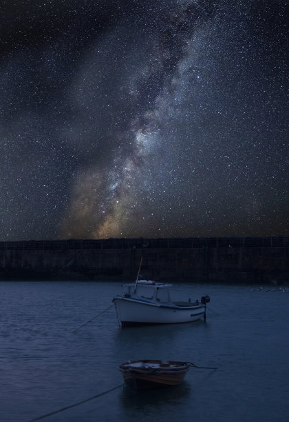 充满活力的银河合成图像的景观渔船在港口图片下载