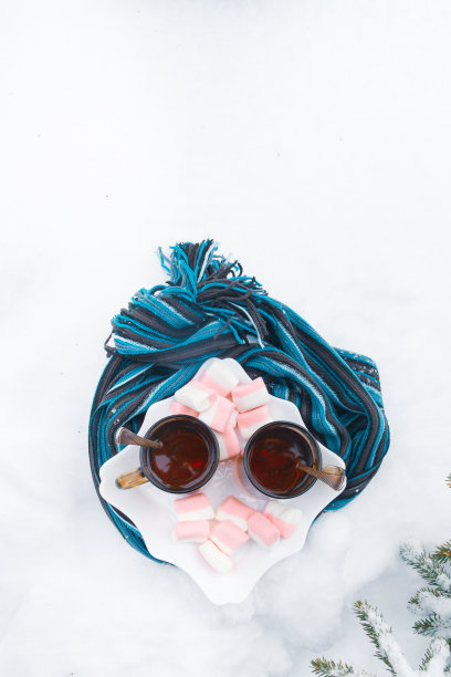 雪中裹着蓝围巾，在树下喝两杯棉花糖茶图片下载