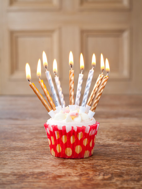 有点燃蜡烛的生日纸杯蛋糕!图片下载