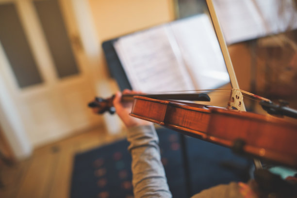 小安妮-索菲正在练习小提琴素材图片