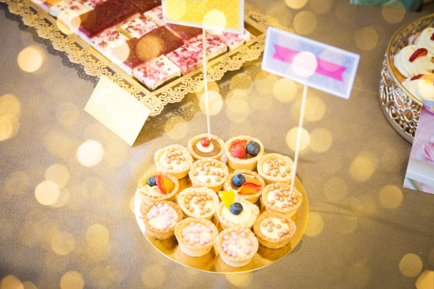 婚礼迷你蛋糕的糖果棒图片下载