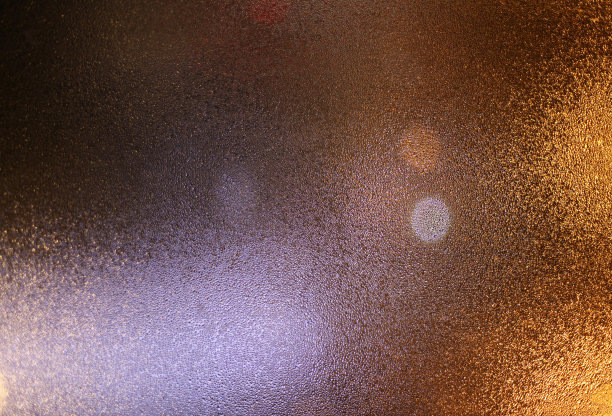 把水滴在湿玻璃上图片下载