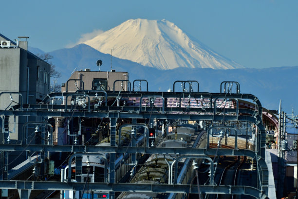 富士山:东京住宅区的晨景图片下载