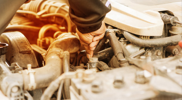 手动检查汽车散热器是否过热图片下载