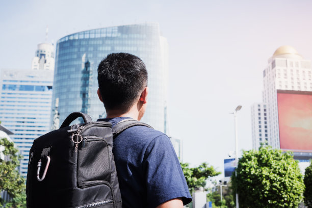 年轻的亚洲旅行者背包客在泰国曼谷户外建筑城市。旅游度假生活理念。图片下载