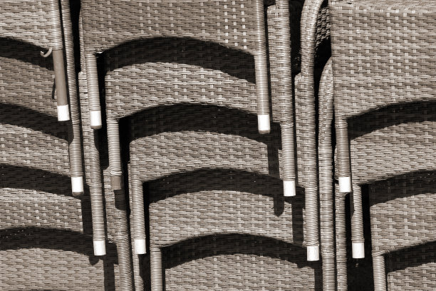 街边咖啡馆里一堆柳条扶手椅图片下载