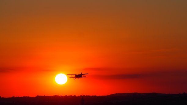 太阳和飞机图片下载