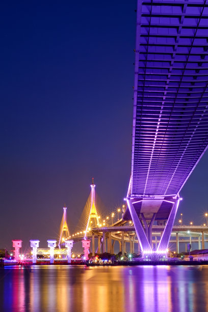 普密蓬大桥的夜晚图片下载