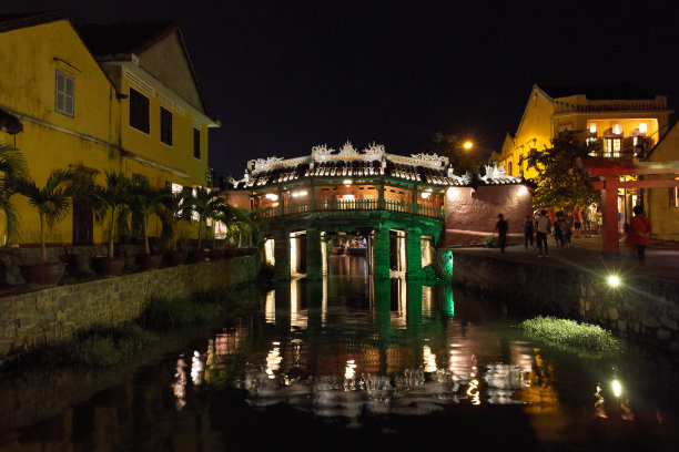 市中心日本桥夜景，会安，越南图片下载