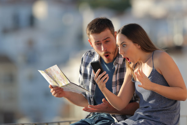 惊讶的游客在网上找到假期优惠图片下载