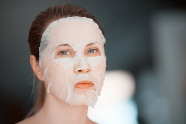 敷面膜的妇女图片下载